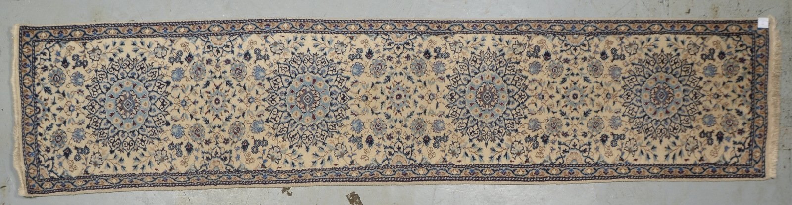 Nain-Galerie, mittelfeine Knüpfung, ringsum komplett, gleichm. Flor - guter Zust.