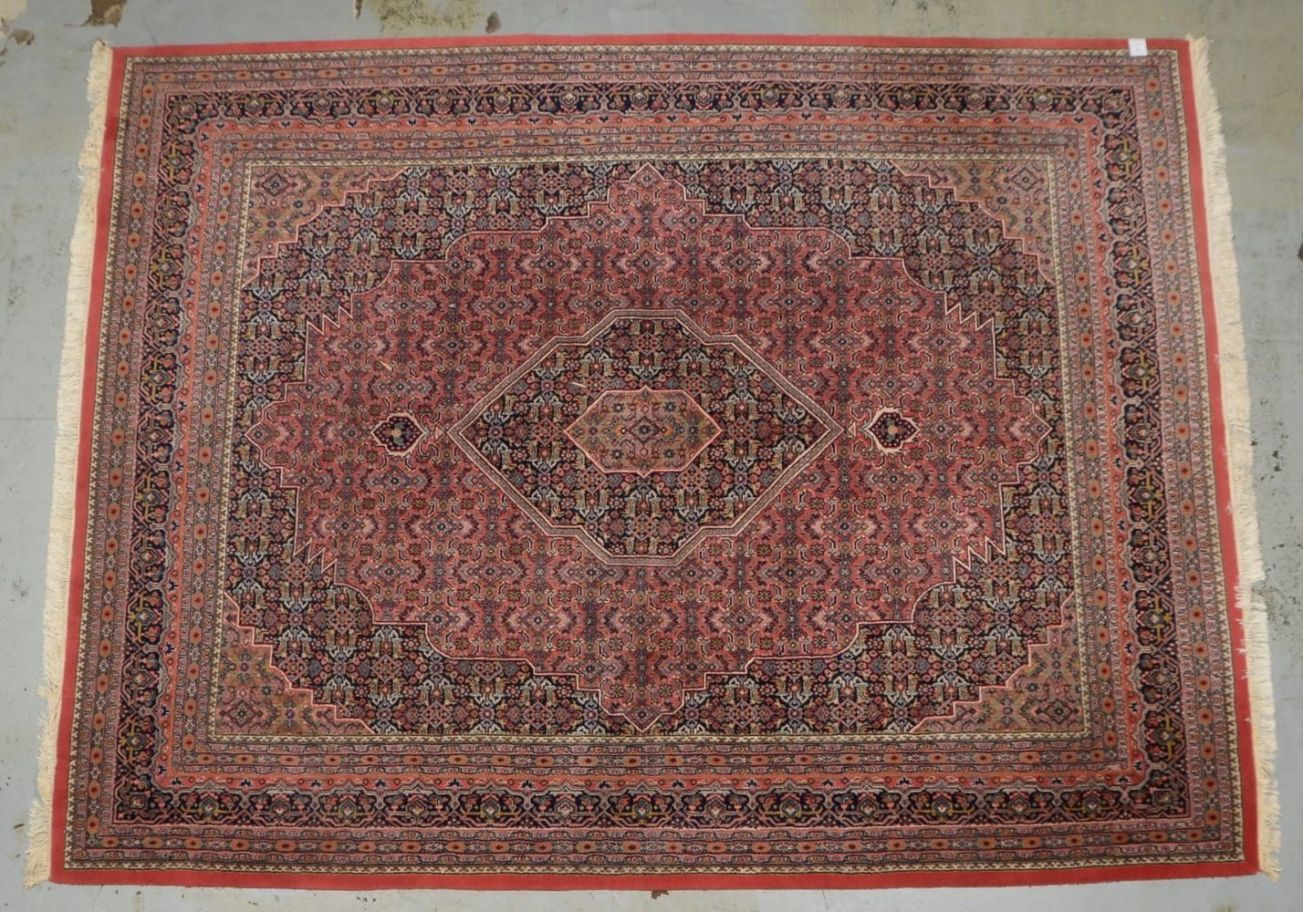 Indo-Bidjar, mittelfeine Knüpfung, hoher dichter Flor - in gutem Zustand; Maße 331 x 251 cm