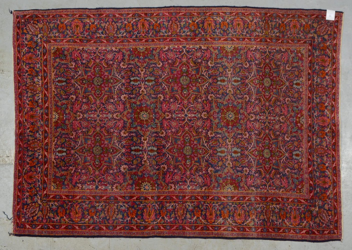 Kirman, feine Knüpfung, floral durchgemustert; Maße 195 x 140 cm (kl. Gebrauchssp.)