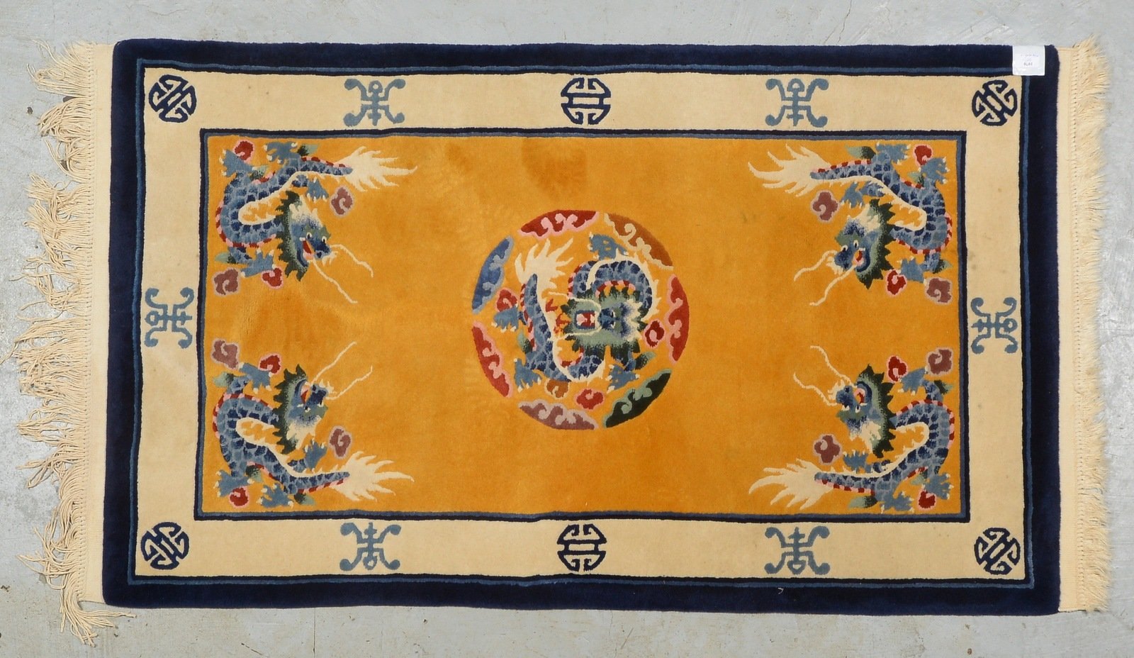 Teppichbrücke, mit Drachenmotiven, hochflorig, dichter relief. Flor; Maße 158 x 92 cm