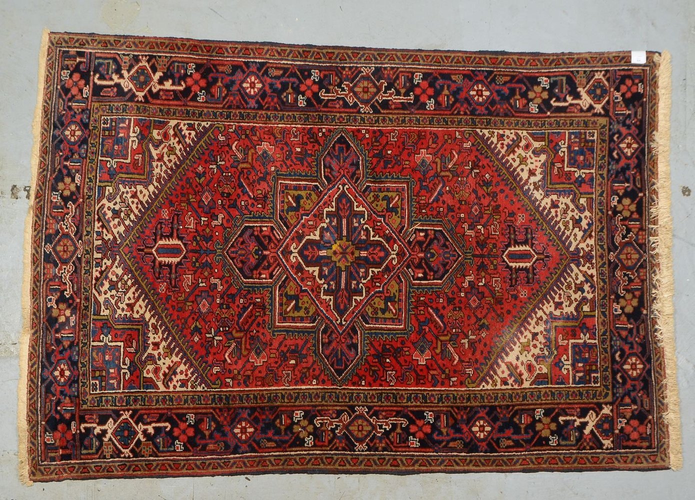 Heriz-Brücke, feste Knüpfung, gleichmäßiger Flor - in gutem Zustand; Maße 220 x 150 cm
