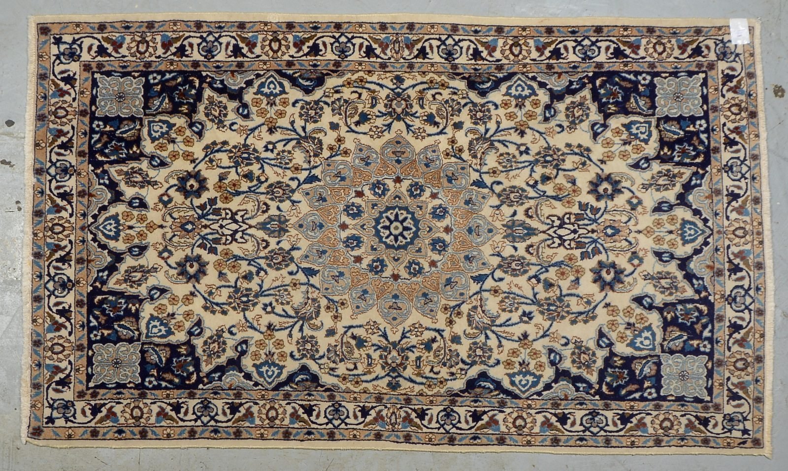 Nain-Orientbrücke, Flor in gutem Zustand; Maße 200 x 120 cm