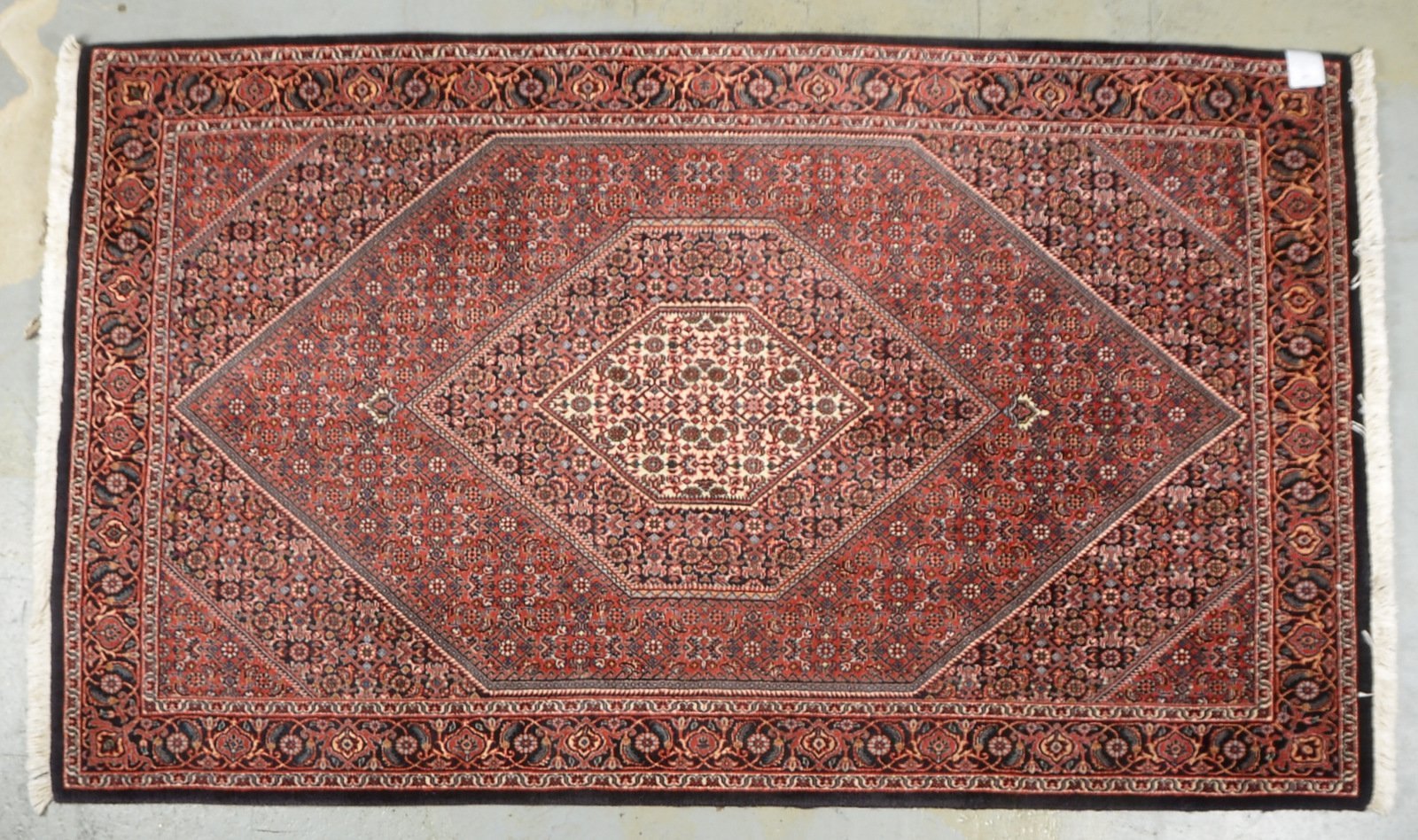Bidjar-Orientbrücke, feste mittelfeine bis feine Kn., ringsum kompl., dichter hoher Flor