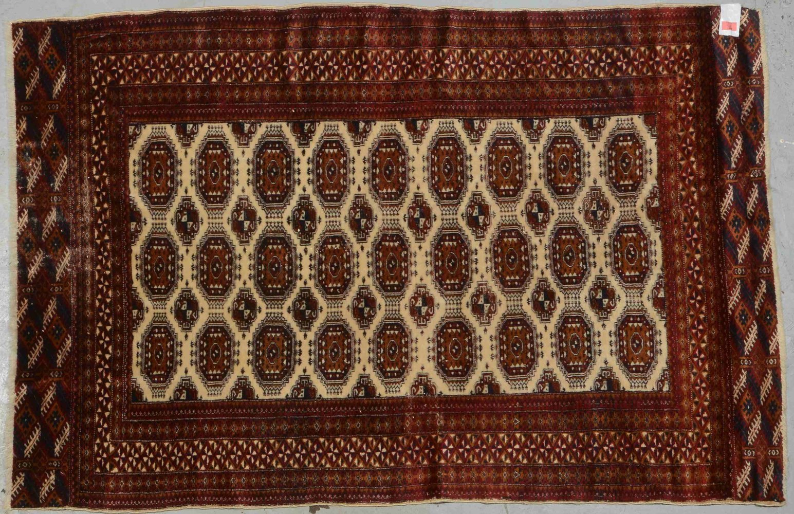 Tekke Bukhara, feine Knüpfung; Maße 184 x 123 cm (Flor mit Gebrauchsspuren)