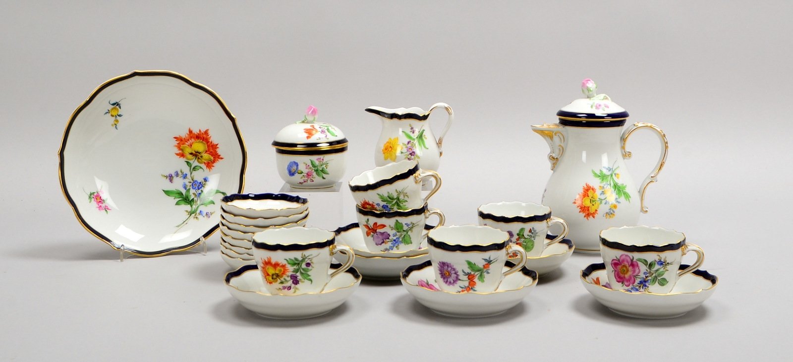 Meissen, Mokkaservice, Dekor 'Deutsche Blume', für 6 Pers., dazu Schale und 8x Schälchen