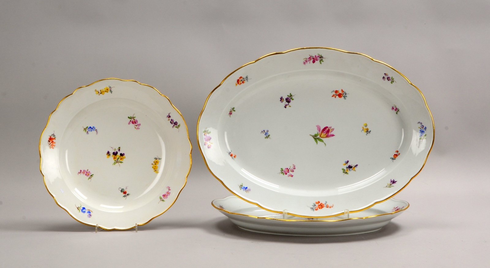 Meissen, 3 Porzellan-Servierteile: 1 Gemüseschale, und 2x Fleischplatten gr/kl.