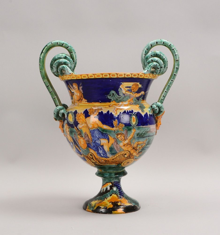 Amphorenvase, Fayence, umlaufend 'Ernteszenen', Schlangenhenkel mit 'Medusenköpfen'