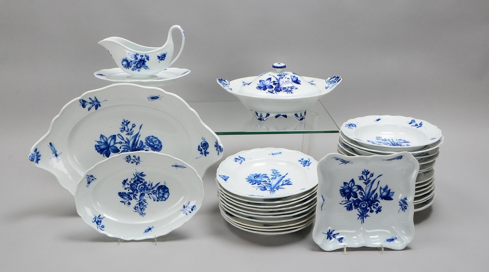 Meissen, Rest-Speiseservice, mit blauem Dekor, 'Blumenbouquets mit Insekten', 29-tlg.