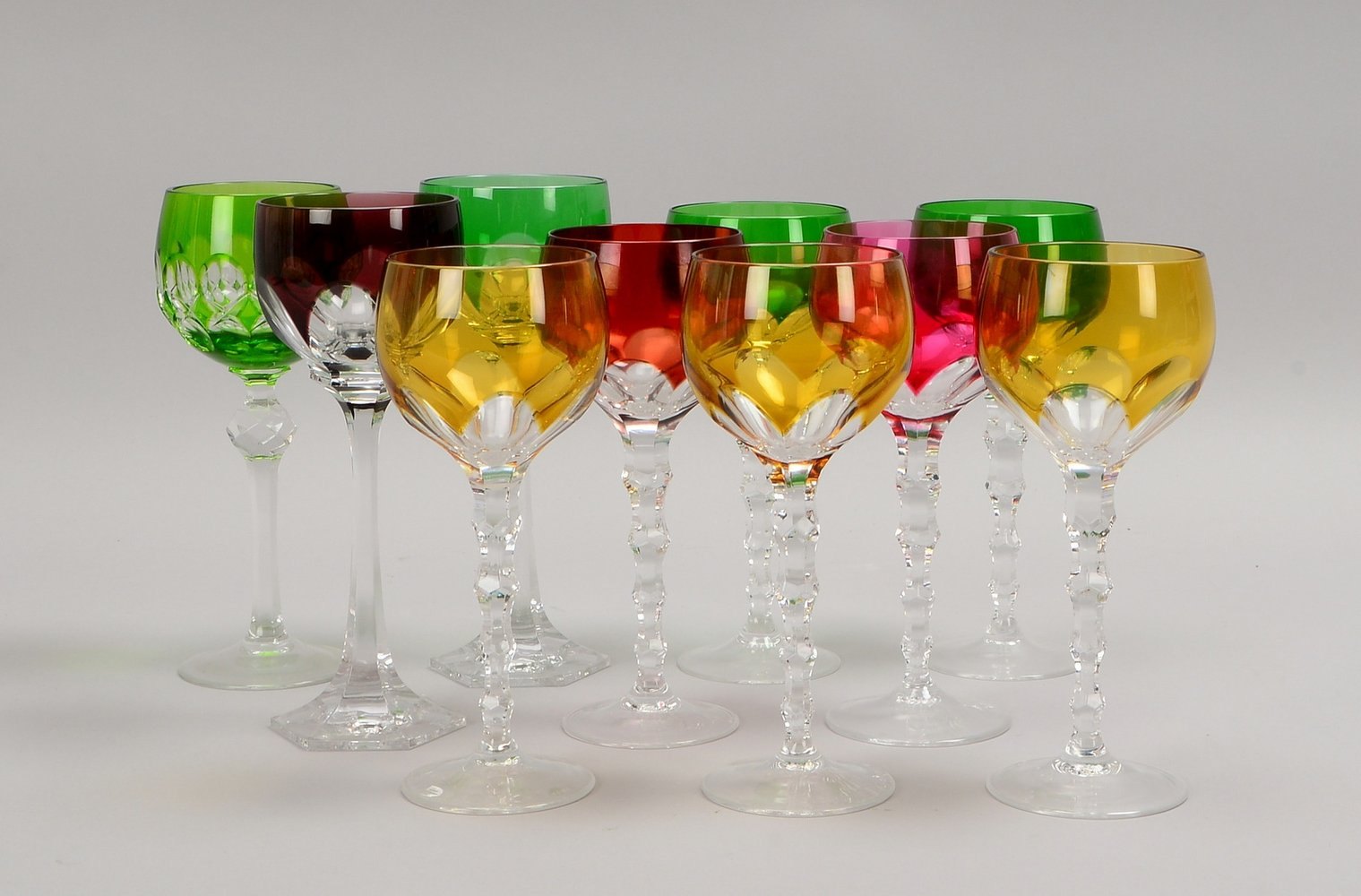 10 Weinrömer, Gläser verschiedenfarbig, 3x Gläser leicht dekorabweichend; Höhe 20 - 21 cm
