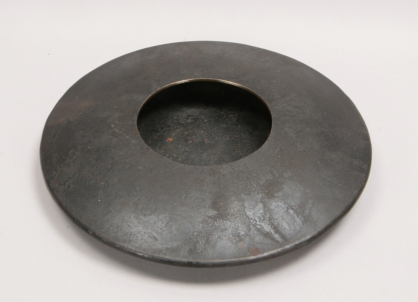 Künstler-Gefäß/flache Vase, Eisen, runde Form, monogr./numm. 'P.R. 35', auf Gummiring