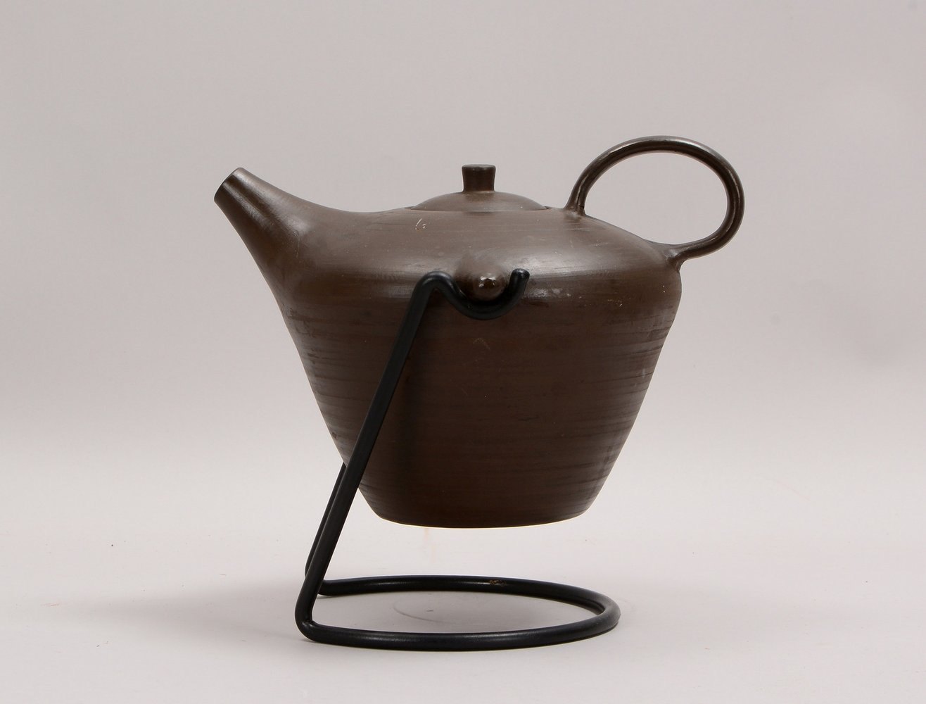 Künstler-Keramik, Teekanne, auf Eisengestell, unsign.; Höhe/ohne Gestell: 18 cm
