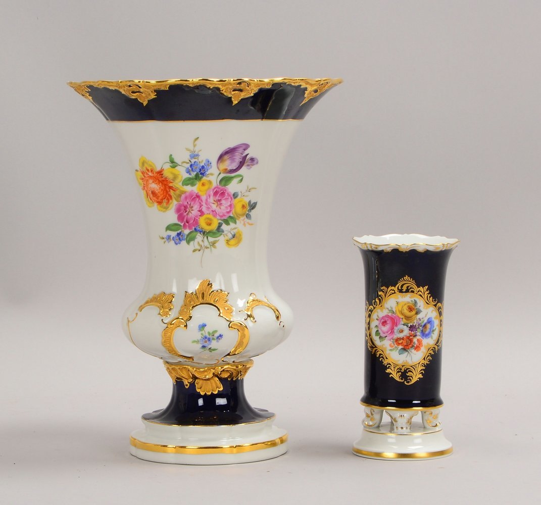Meissen, 2 Porz.-Vasen, versch. Ausf., mit 'Blumenbouquets' auf kobaltblauem Fond