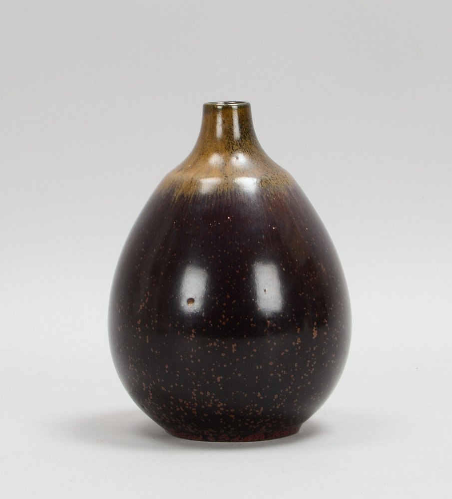 Künstler-Keramikvase, ovoider Korpus mit kurzem Hals, auberginef. Glasur, sign./numm.