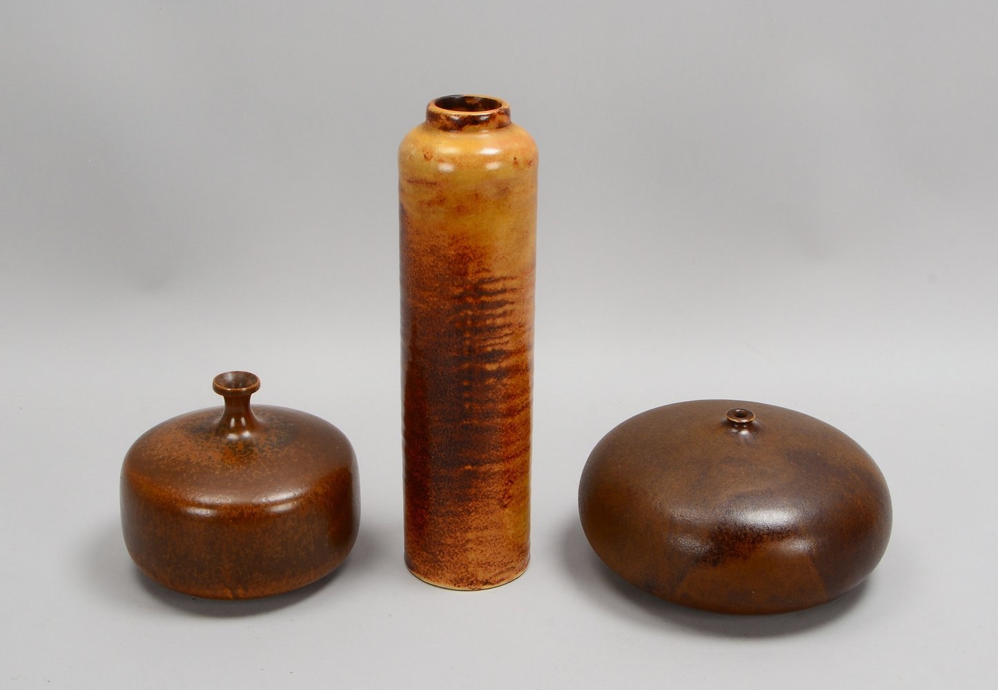 4 Künstler-Keramikvasen, versch. Künstler/Ausf., teils gem.; Höhe 6 cm - Höhe 20 cm