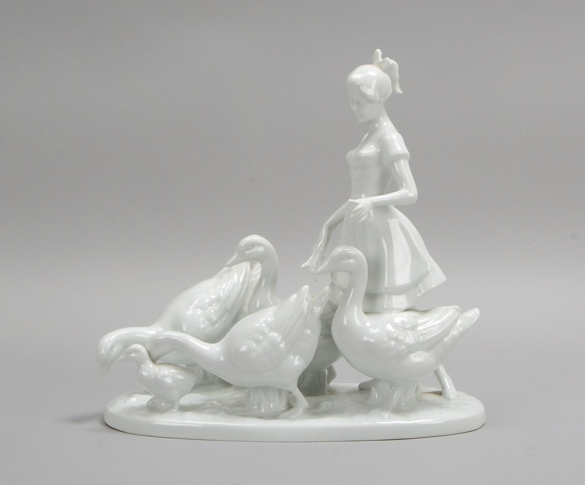 Gerold, Porz.-Figurengruppe, 'Gänsemagd'; Höhe 27 cm, Länge 27,5 cm