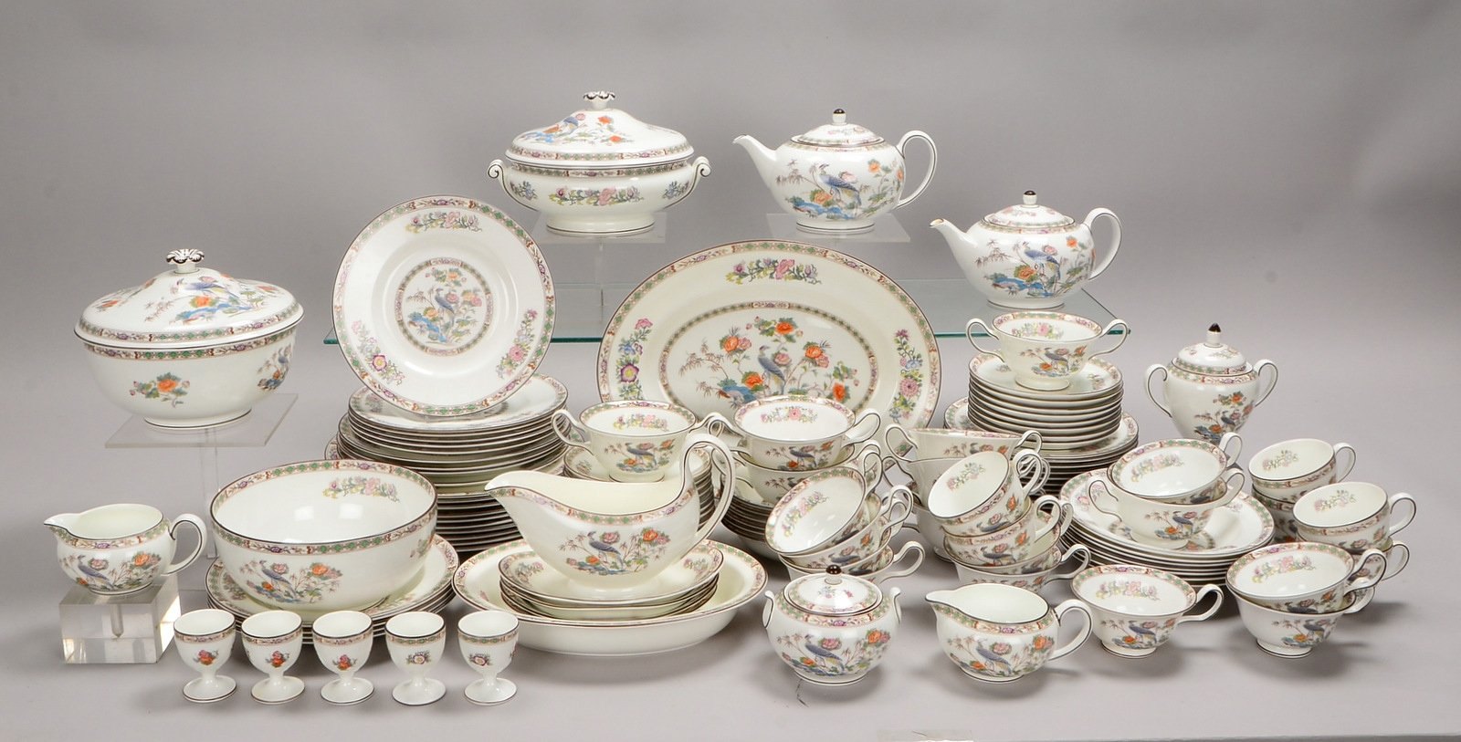 Wedgwood, umfangr. Bone China-Tafelservice, 'Kranich in Landschaft', ca. 120-tlg.