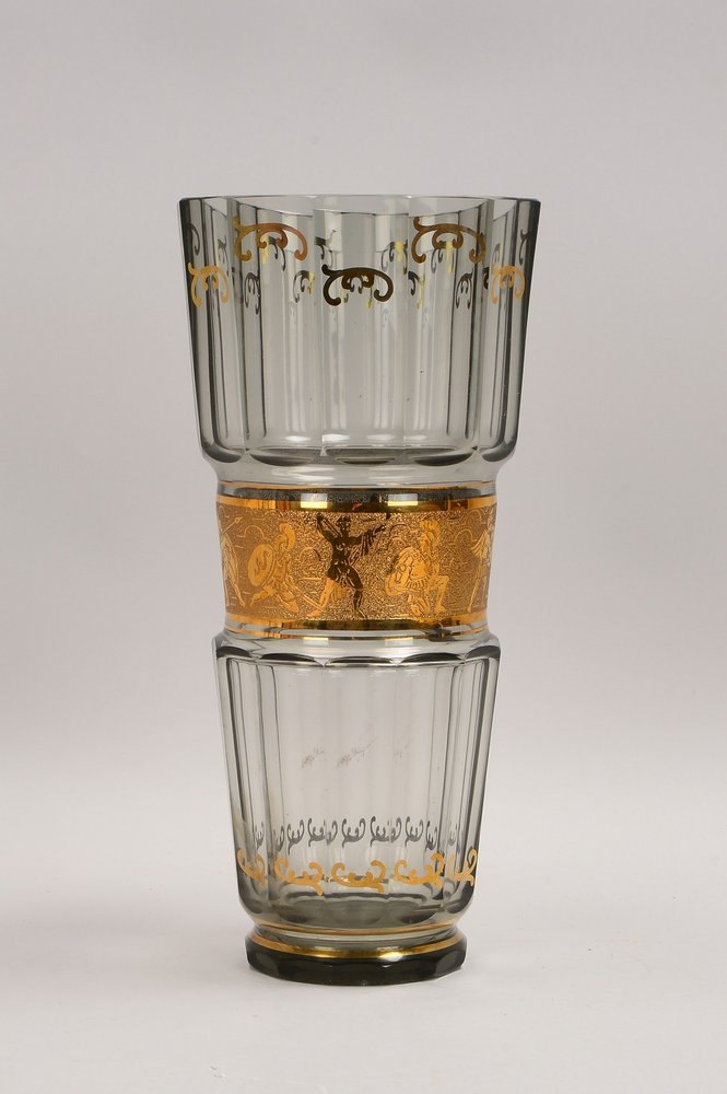 Gr. Glasvase, Rauchglas, Wandung facettiert, teils umlaufendes Goldfries, 'Röm. Szenen'