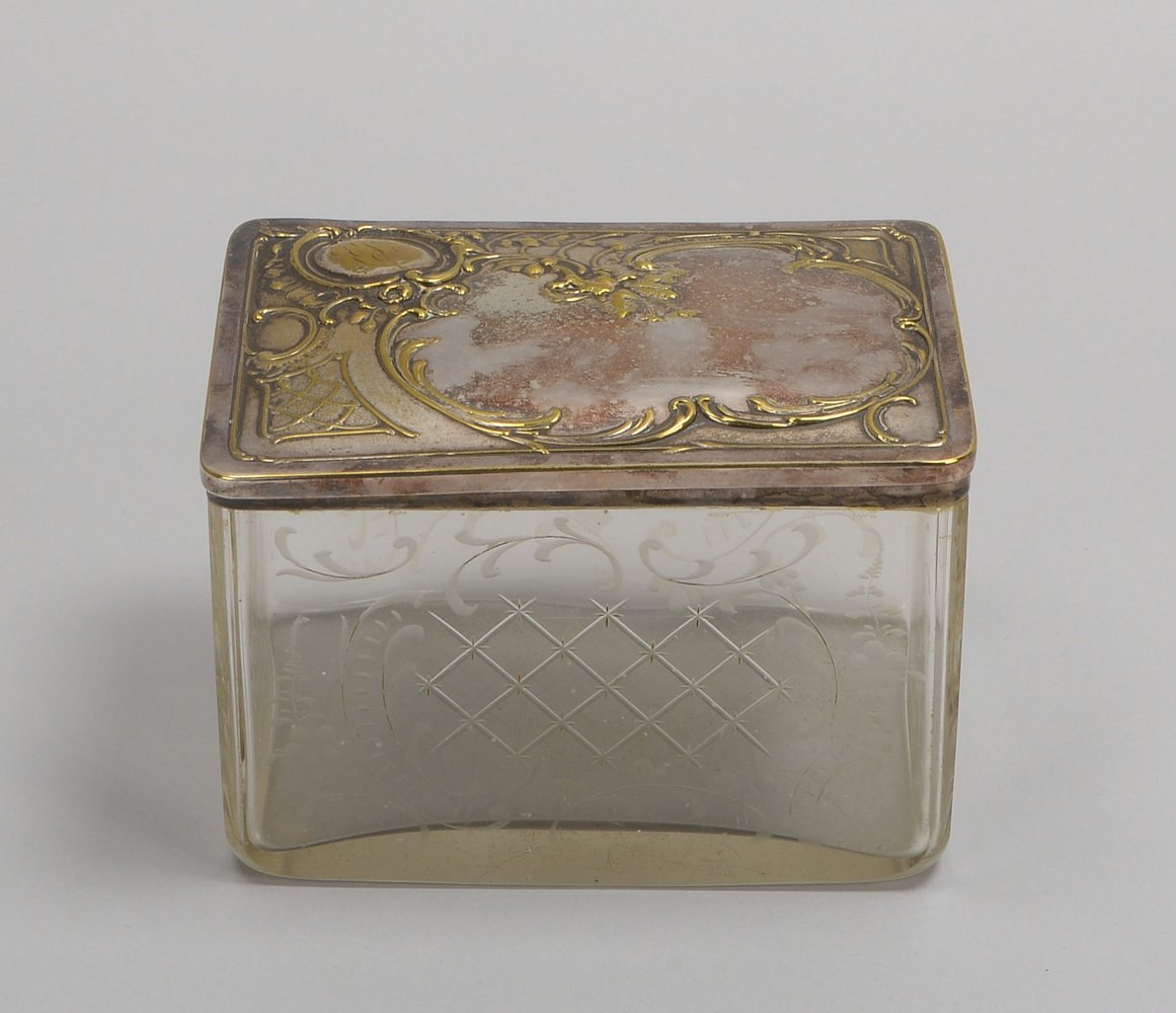 Glasgefäß, rechteckig, versilb. Deckel (WMF), geschliffen/mattiert, flor. Reliefdekor