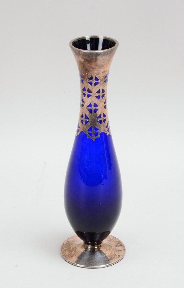 Tischvase, kobaltblaues Glas mit Silber-Overlay, Entw. Friedr. Wilh. Spahr; Höhe 25 cm