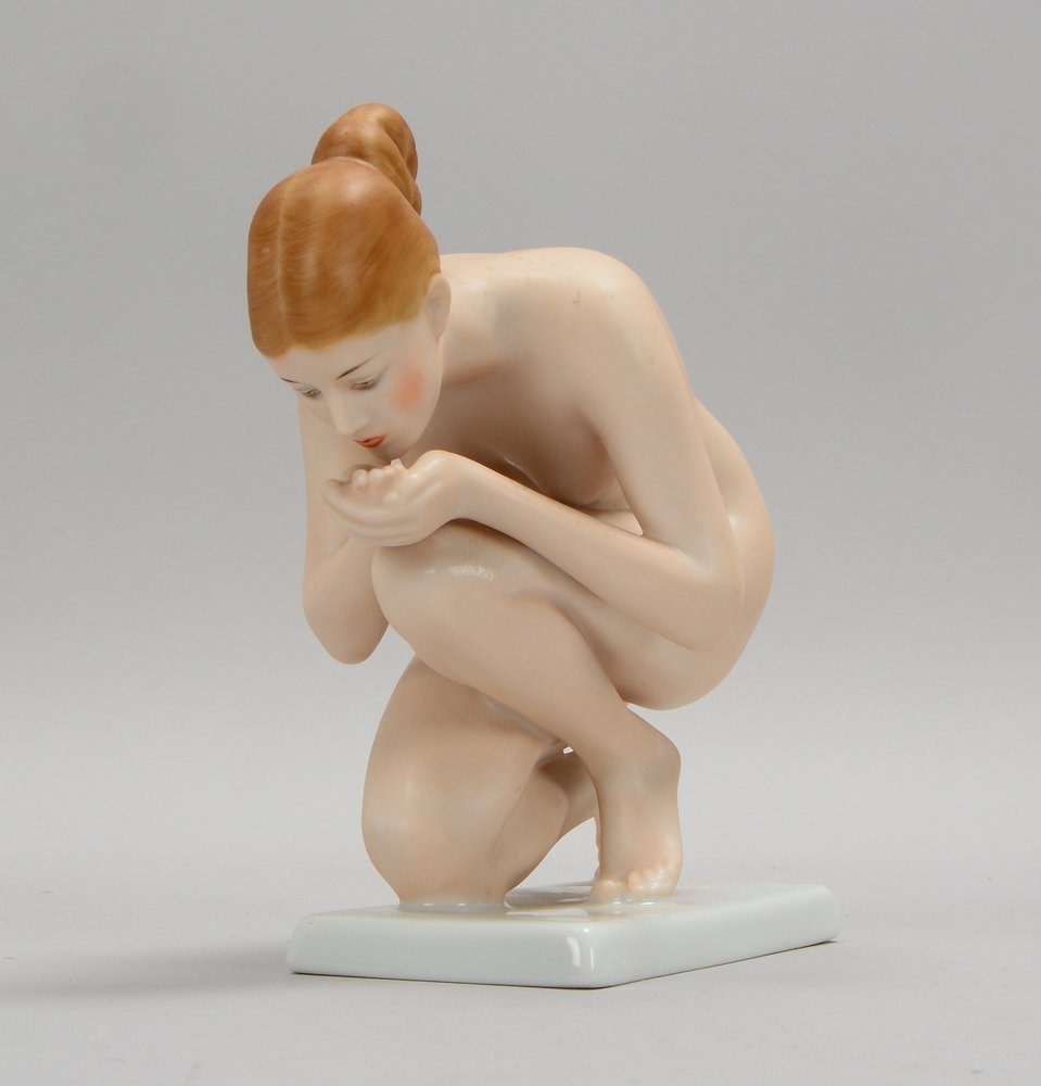 Rosenthal, Porz.-Figur, 'Die Trinkende', Mod. '752/1', Entw. Ernst Wenck; Höhe 15 cm
