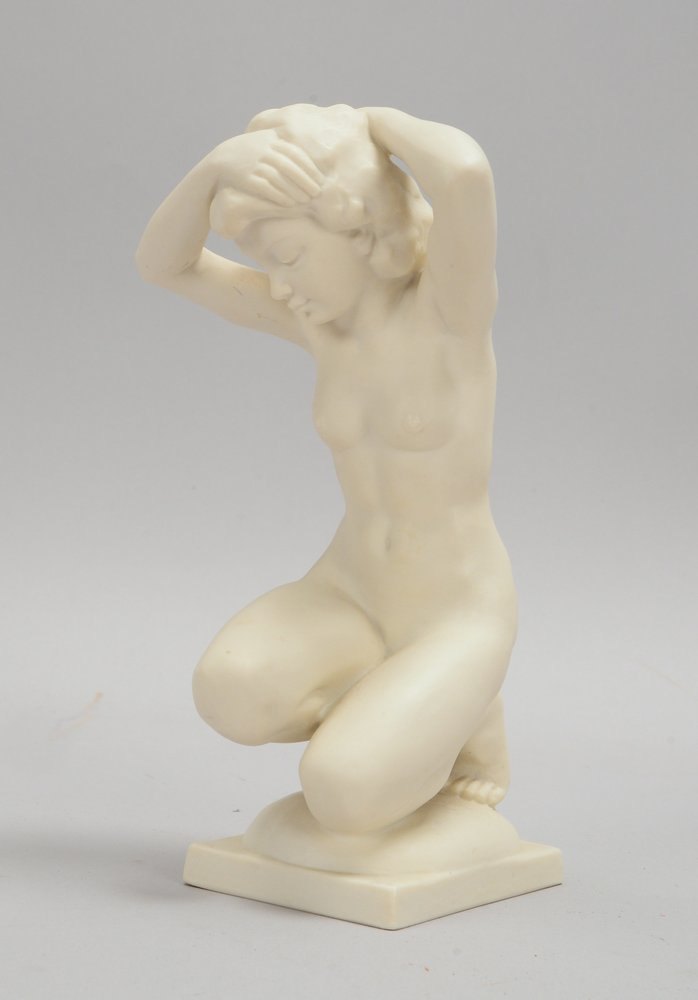 Hutschenreuther, Biskuitporzellanfigur, 'Die Badende', Entw. Karl Tutter; Höhe 17 cm