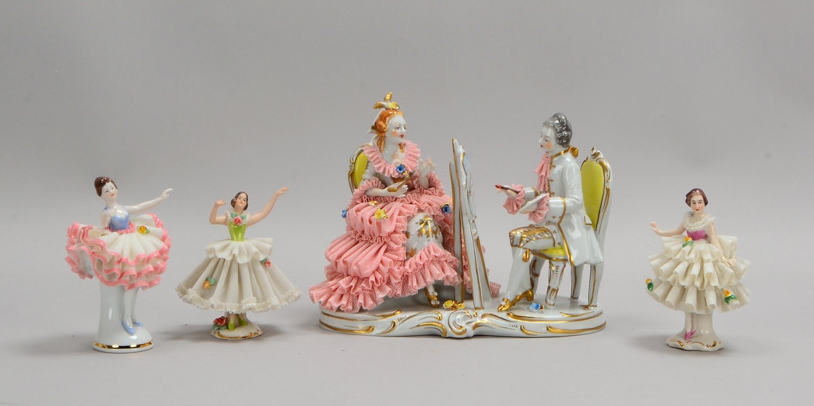 4 Porz.-Figuren, versch. Manufakturen: 3x 'Tänzerinnen', 1x 'Maler mit Modell'; Höhe 11 - 18 cm