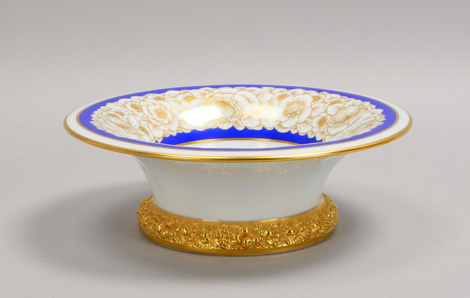 Rosenthal Selb, Porz.-Schale, Blumendekor, Standring mit relief. Blumenfries