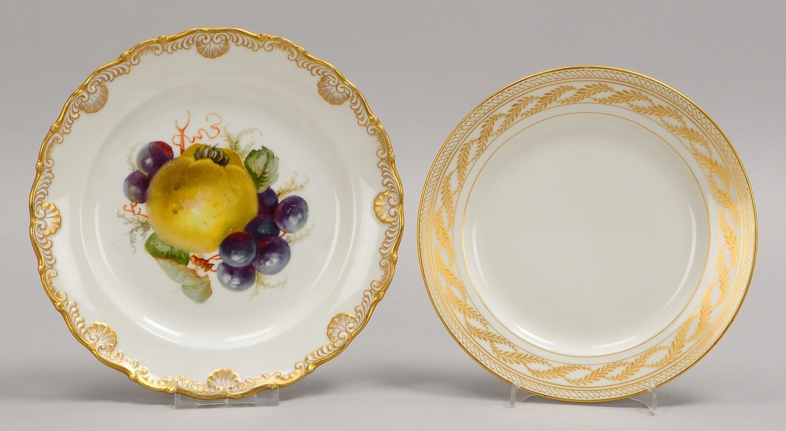 KPM, 2 Porz.-Teller: Obstteller, Ø 21,5 cm; und Kuchenteller, mit Goldrand; Ø 19,5 cm