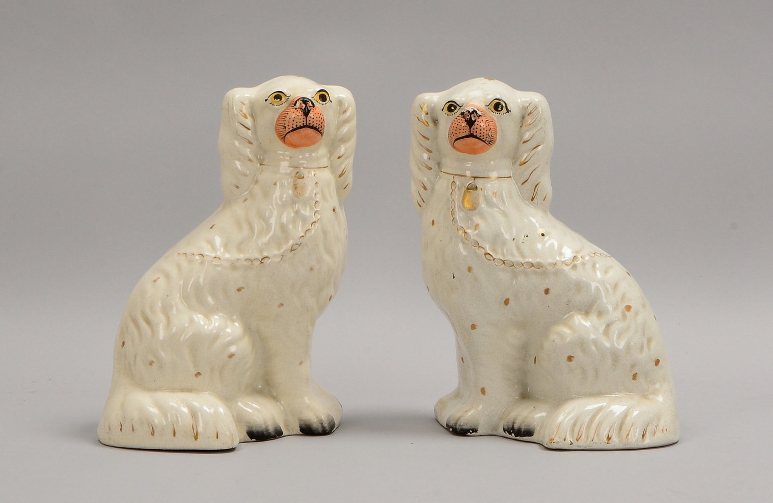 Paar Keramik-Beisteller, 'Kaminhunde' - in insges. gutem Zust.; Höhe jeweils 25,5 cm