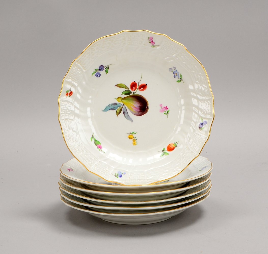 Meissen, 6 Obstteller, im Spiegel mit Früchtemotiven, mit relief. Goldrand; Ø 20 cm