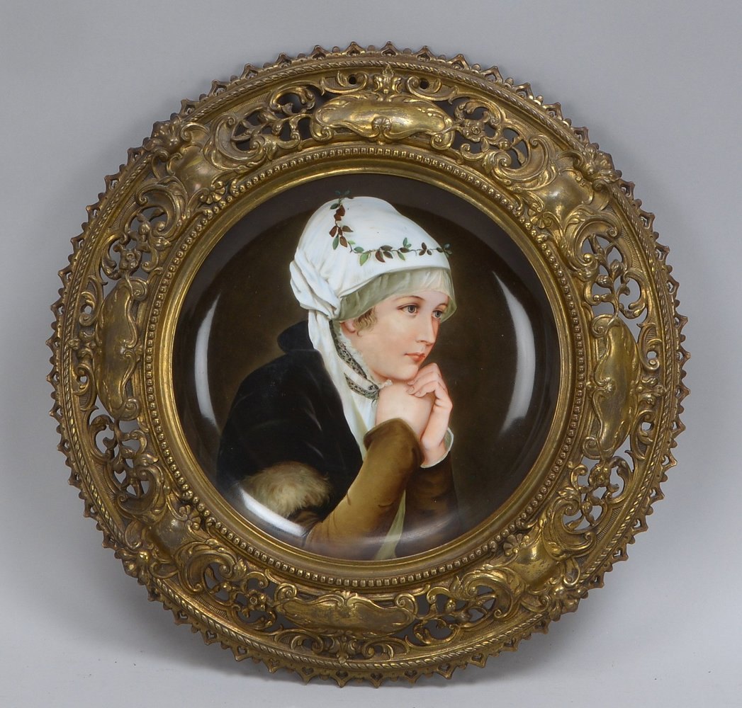 Porzellanteller, Handbemalung, 'Portrait einer jungen Dame', im durchbr. Bronze-Rahmen