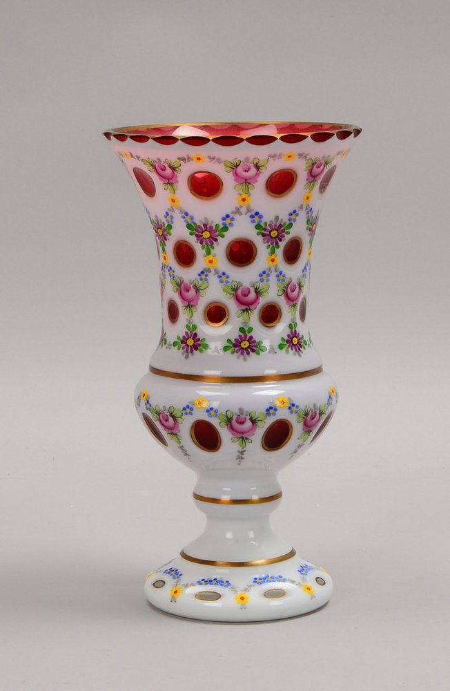 Tischvase, Glas mit weißem Überfang, mit Blumendekor und Goldrand; Höhe 23 cm