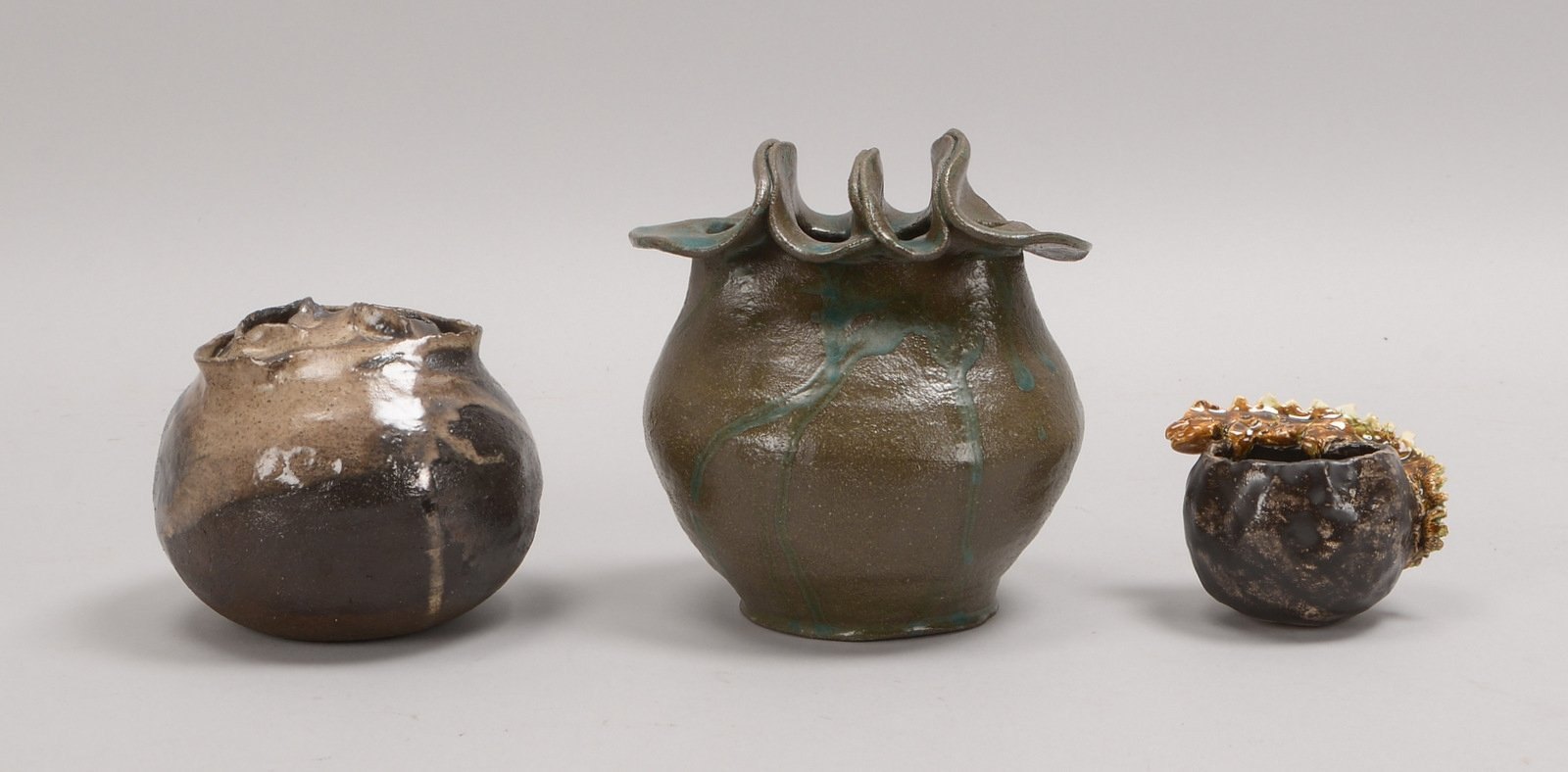 3 Künstlerkeramiken, versch. Künstler und Ausf., signiert; Höhe 6,5 cm - Höhe 16 cm