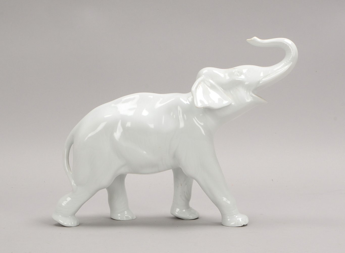 Gerold Porz./Bavaria, Weißporz.-Figur, 'Elefant mit erhobenem Rüssel'; Höhe 23 cm