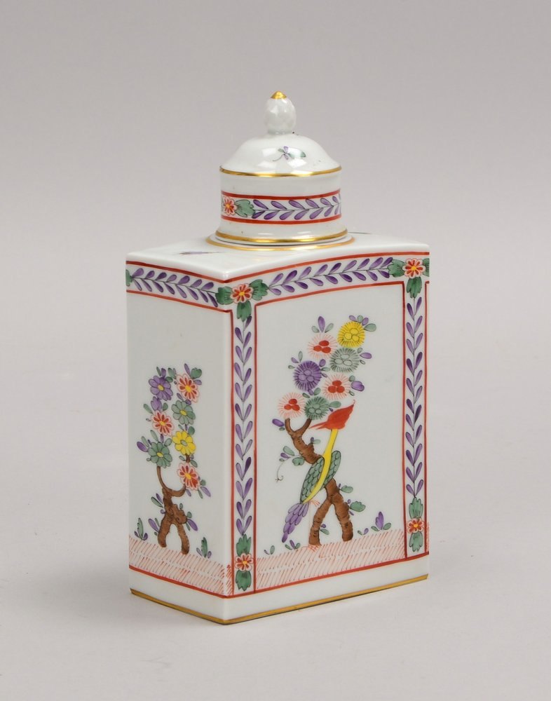 Potschappel/Dresden, Porzellan-Teedose, mit Chinoiserie-Dekor; Höhe 17 cm