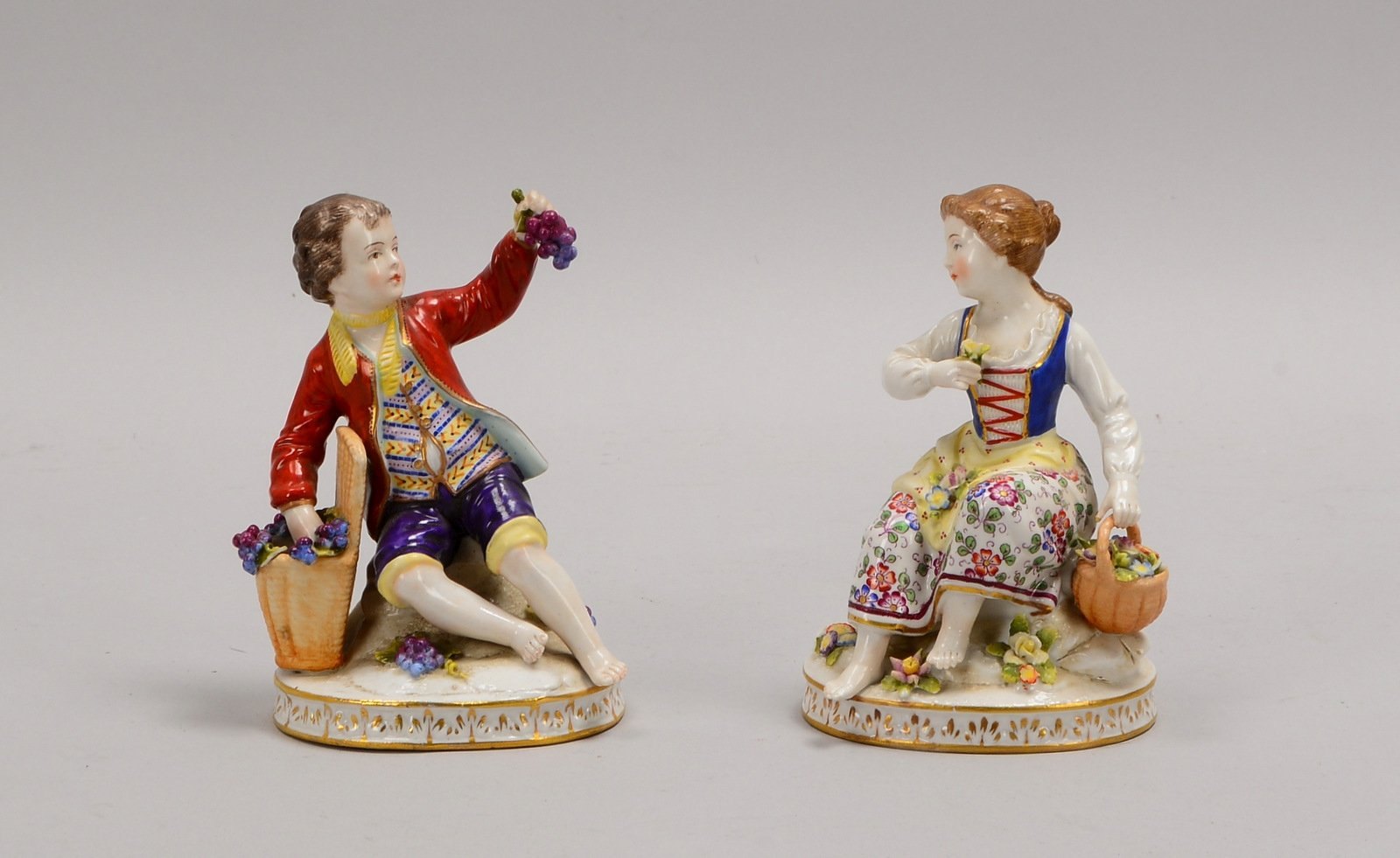 Hoechst, 2 Porz.-Figuren, 'Mädchen mit Blumenkorb'/'Knabe mit Weinkorb', jew. farbig staff.