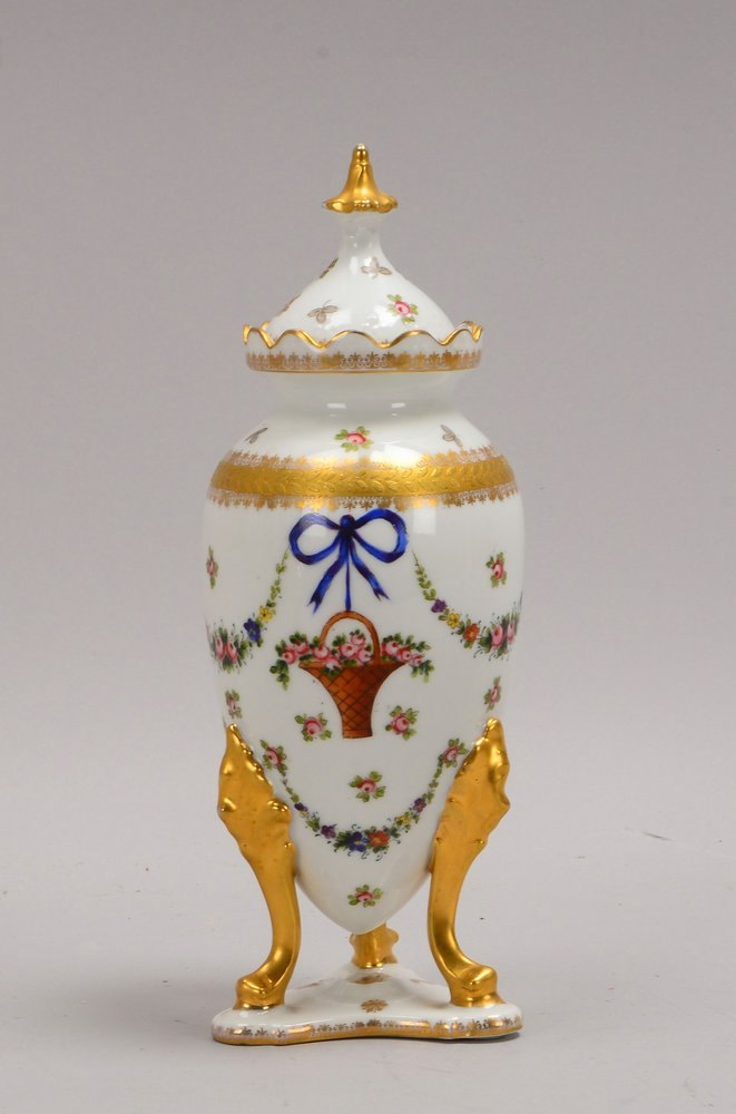 Wien Augarten, Porz.-Deckelgefäß, polychrom/goldstaffiert, auf Dreifuß-Stand/Plinthe