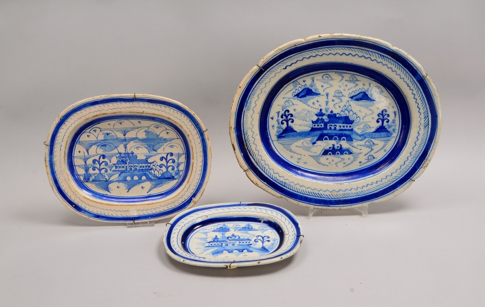 3 antiker Keramikplatten (portugies.), im gleichen Dekor, Größen gestaffelt, mit Wandaufh.