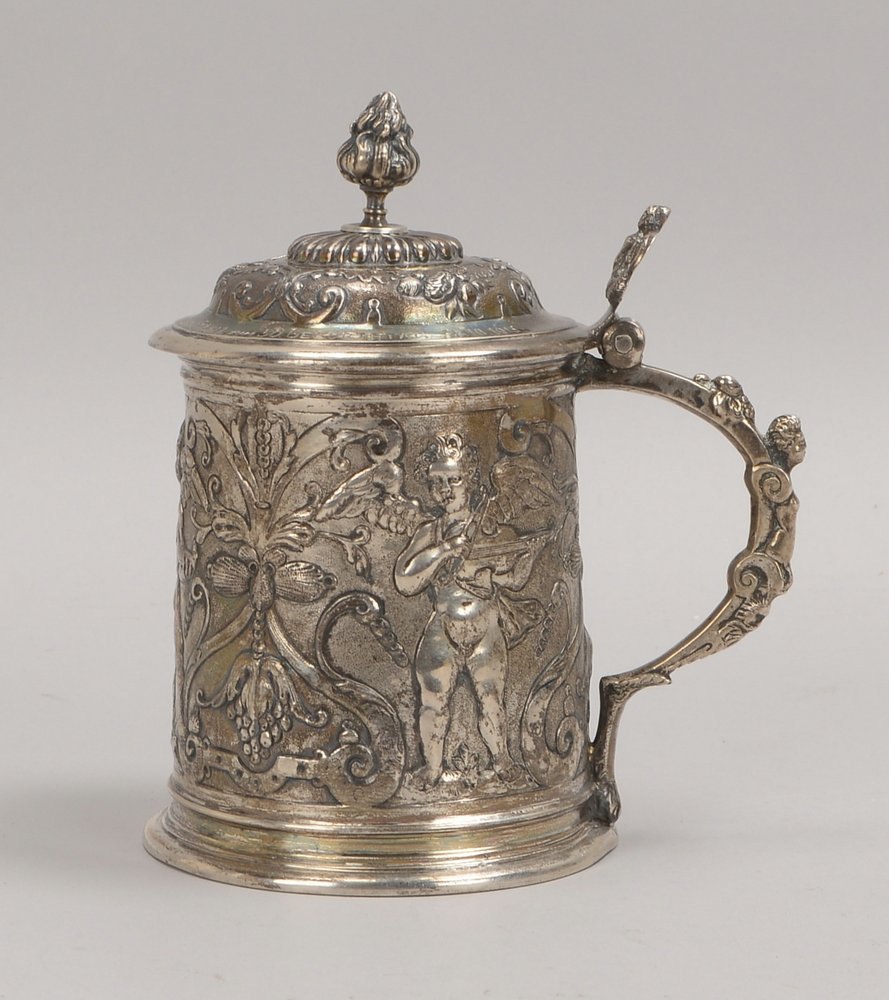 Silberhumpen, mit Putto-Reliefdarst., Scharnierdeckel mit Zapfenknauf, Widmung, Punz.