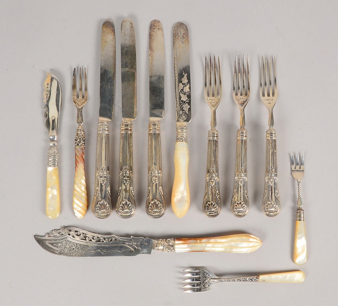 Antikes Tafelbesteck, 925 Sterlingsilber/teils mit Perlmutt, für 3 Pers., dazu 6x Vorlegeteile