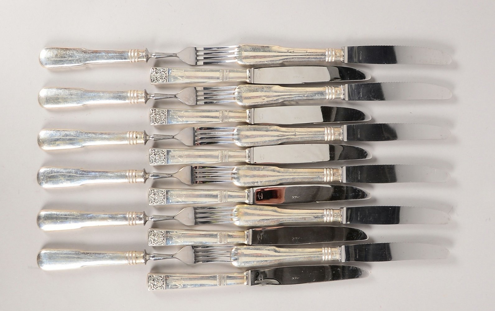 Tafelbesteck, Silber, je 6x Messer und Gabeln; dazu 6x Messer mit Silber-Griff/dekorabw.