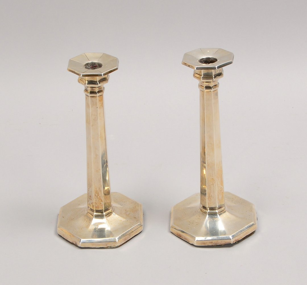 Paar Tisch-Kerzenleuchter, Sterlingsilber - jeweils gefüllt; Höhe 21 cm (mit leichten Dellen)