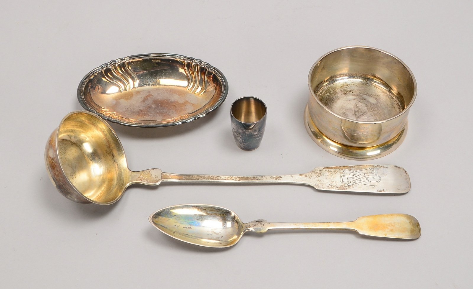 5 Silberteile: Kelle, Löffel, Schnapsbecher, Schälchen und Flaschenhalter; Gew. 443 g
