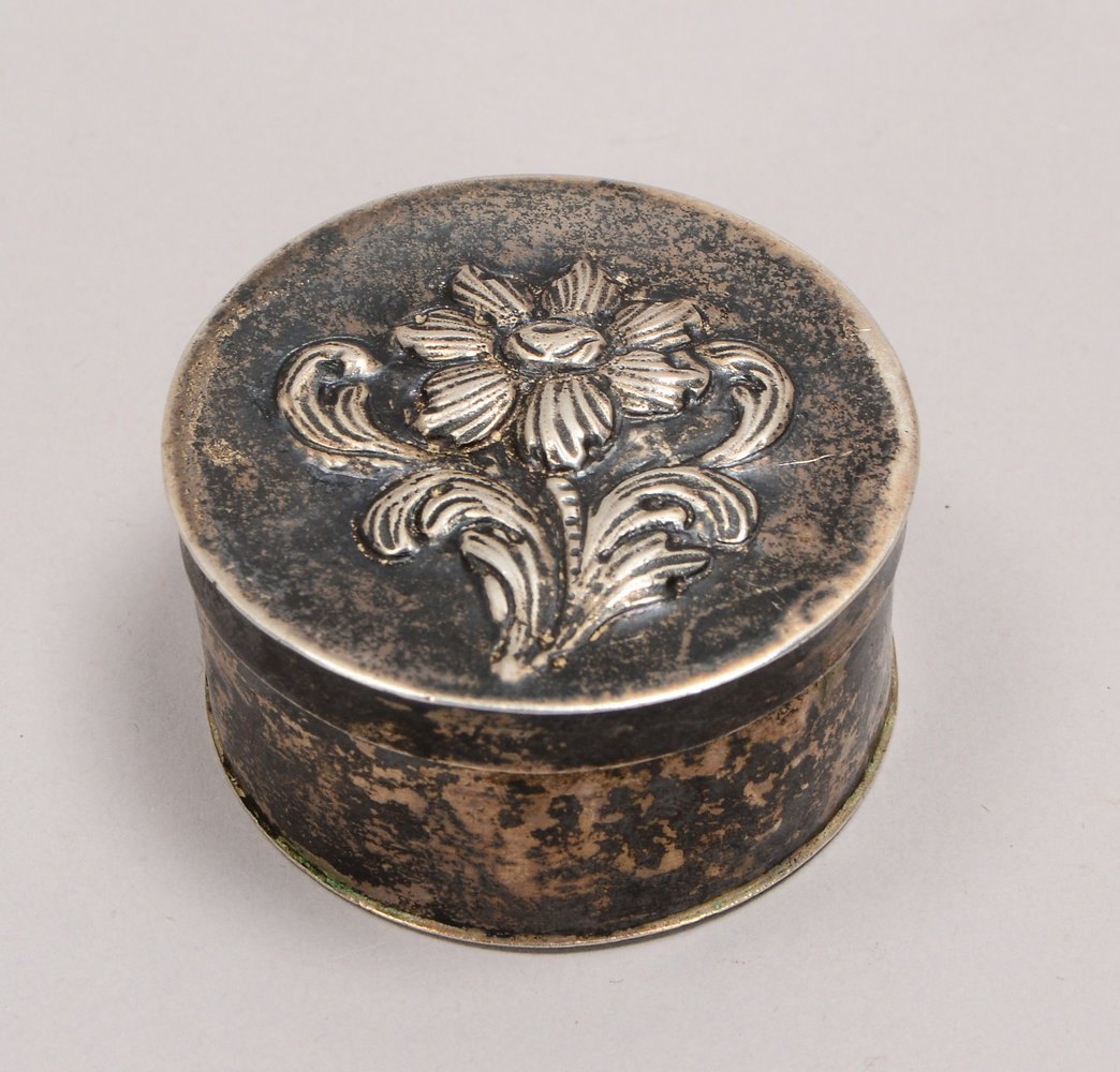 Kl. Dose, Silber (punz./Tremolierstrich), Deckel mit relief. Blütenmotiv; Gew. 17,5 g