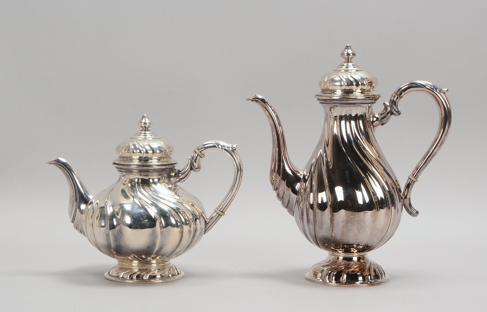 2 Kaffee-/Teekannen, versilbert, barocker Ausf. mit gedrehter Wandung; Höhe 29 cm/21 cm