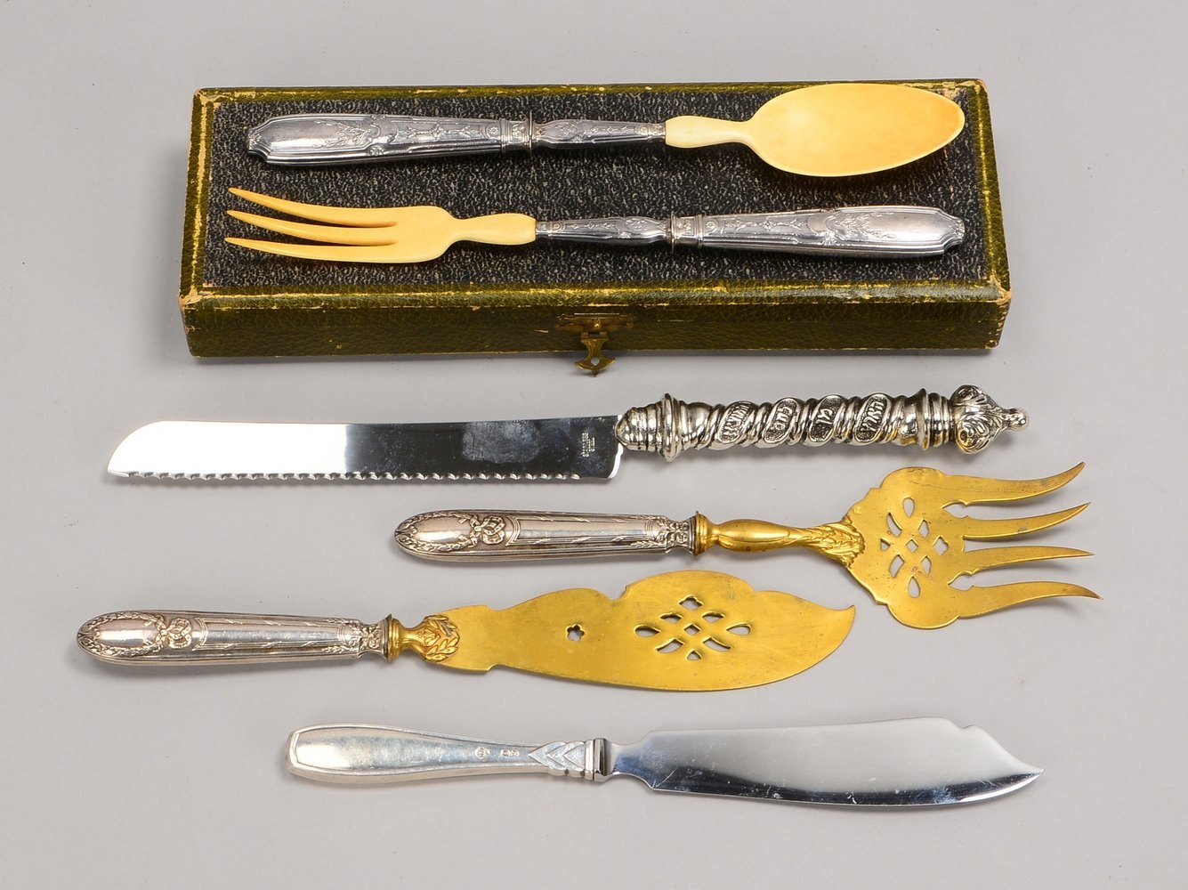 Vorlegeteile: Salatbesteck, Fischbesteck, Brotmesser, Tortenmesser - teils mit Silber-Griff