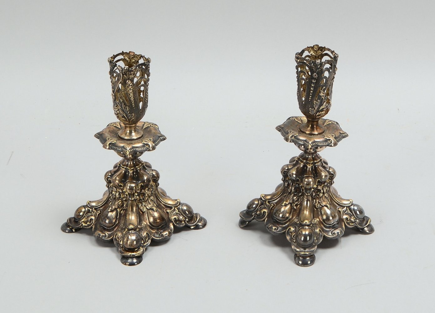 Paar Kerzenleuchter (im Barock-Stil), versilbert; Höhe 20 cm