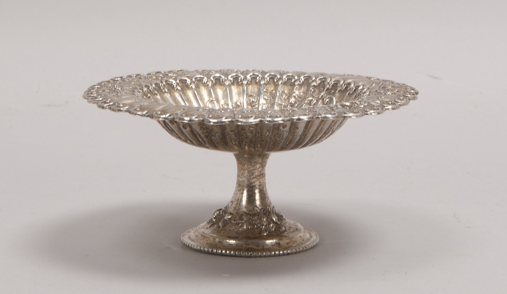 Kleine Fußschale, Silber, gefächerte Form, flor. Reliefdekor und Rocaillen; Gew. 155 g