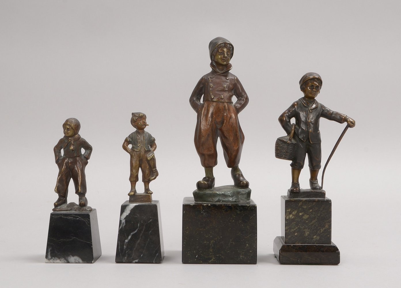 4 kl. Bronzefiguren (Hans Keck, E. Beck, u.a.), 'Jungen - Charakterdarst.', teils sign.