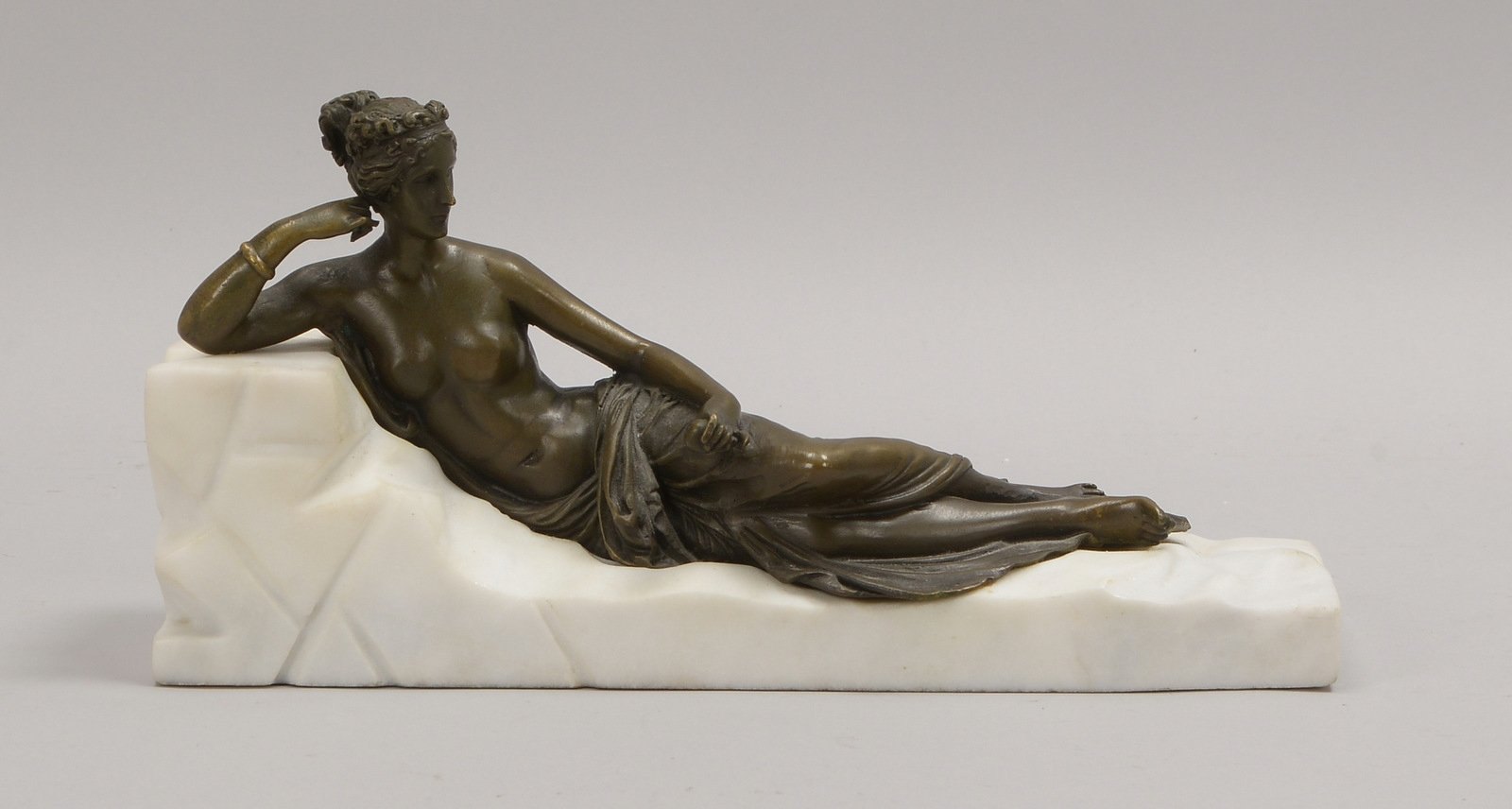 Bronzeskulptur, 'Liegende auf Diwan', Figur auf Alabastersockel(?); Länge 28,5 cm